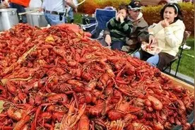 美国数万吨小龙虾准备销往中国，却被中国拒绝，只能大量堆积路边图片