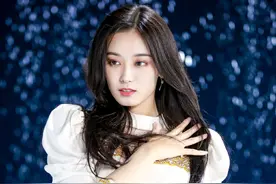 她是黄子韬旗下小花，录《创造营》秀大长腿，妥妥的9头身比例图片