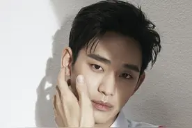 金秀贤时隔8年更新的简历照~感受一下金BOSS的气场 酷帅又稳重啊图片