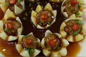 它是鲜肉和鸡蛋的完美结合，不仅口感鲜嫩而且营养丰富，鸡蛋肉丸图片