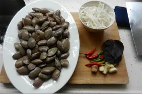 广西家常菜：酸笋紫苏炒花甲螺图片