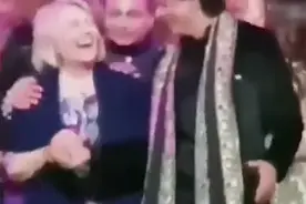 有钱真的可以为所欲为！印度首富千金婚礼：希拉里大跳宝莱坞舞蹈视频封面