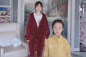 李小璐带甜馨宅家中跳舞，母女二人步调统一默契十足图片