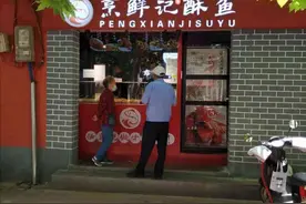 “烹鲜记酥鱼”口口留香 在郑州经五路国大四季鲜农贸图片