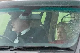英女王被关自家门外，雨中苦等无人应，原因或与哈里梅根有关图片