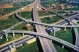 中国大陆建设最早的两条高速公路，谁才是中国第一条高速公路？图片