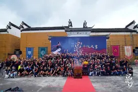 佟丽娅自称微胖，新剧开机仪式却瘦成纸片人，身形只有韩庚一半图片