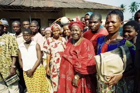 非洲16岁男孩当酋长，继承父亲76个老婆，原始部落是否值得保留？图片