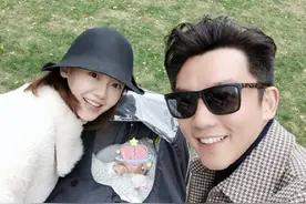 苗苗产后首晒一家三口合照，郑恺发际线堪忧，女儿胖嘟嘟很可爱图片
