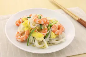 教你美味营养的虾仁炒河粉，好吃又解馋，吃一次就让人念念不忘图片