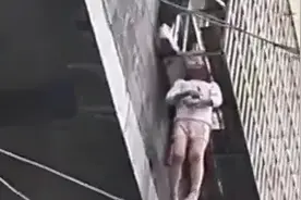 昭通镇雄一小孩头卡防盗网命悬一线，危急时刻邻居“空降”救人图片