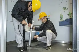 春运神器轻巧疏通动车集便器，马桶不再堵图片
