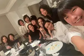 那英名媛派对烟不离手，主编张宇靠边站，唯一男士杨坤喝得微醺图片