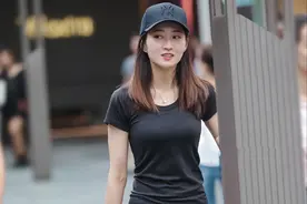 黑色运动裤休闲穿，配上黑色的短袖衫，简约显瘦又不失时尚感图片