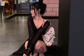 女网红“陈意礼”在酒吧被偷拍，疑似陪大哥喝酒，当事人发文辟谣图片