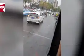 （视频）@太原人！信号灯被吹倒外卖小哥们动作超统一：默契扶起后默默离开图片
