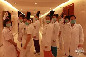 她们相约剪去了秀发，这画面让人看得心疼图片