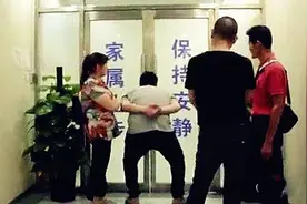 妻子产房内竭力生娃，丈夫门外举动让人落泪，网友：嫁对人了图片