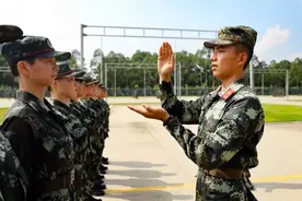 厉害了！男兵去女兵班当班长图片