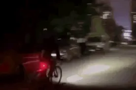 吴磊被拍到骑车下班，活力满满图片