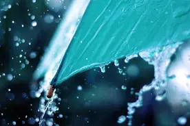 梅雨季，陪孩子一起踩水坑图片
