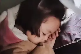 女外卖员骑电动车，带四岁女儿送外卖，引来网友质疑图片