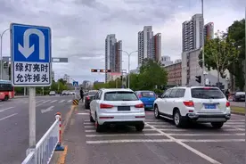 驾驶汽车掉头有“三不踩”原则，它指的是什么？再解释一遍图片