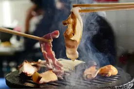 吃烤肉，服务员问你“要换纸吗”？其实暗示你3个意思，别不懂了图片