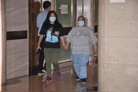 赌王“最丑”的女儿！58岁不嫁人难辨雌雄，牵手同性女友爱得坦荡图片