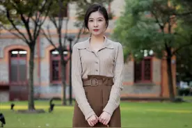 裙子下面尽量少配高跟鞋，现在流行这样穿，时髦又显气质图片