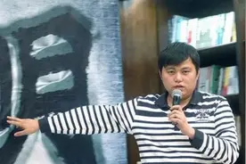 被领导评为“不堪大用”的公务员，靠写作赚4100万元，成名后升官图片