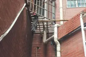 楼下擅自把直管改成弯管，我家阳台几乎成了条河，该怎么办图片