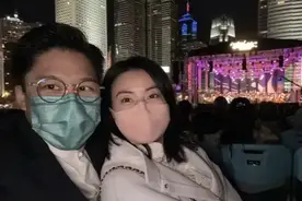 霍启刚带妻女看话剧，郭晶晶穿大衣躺老公怀里，女儿眼睛似妈翻版图片