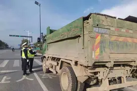 长安交警喊话渣土车大货车教练车 敢违法行驶就曝光你们图片