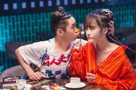 赵本山女儿晒兄妹照！球球身材依旧，哥哥光脚穿羽绒服太接地气图片