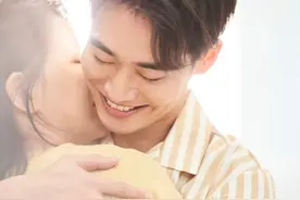 #男生哪些瞬间最想亲吻女生呢#图片