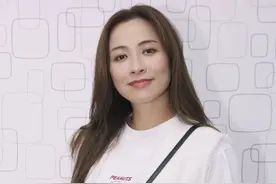 46岁前港姐现身内地捞金，被老板揩油似调情，网友直呼：赚钱不易图片