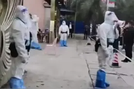 缅甸掸邦第四特区勐拉防疫手段太猛，武装人员持枪上街检测图片