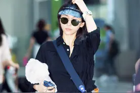 王子文真懂简约穿搭，一件衬衫+短裤就出门，显瘦显高还很高级图片