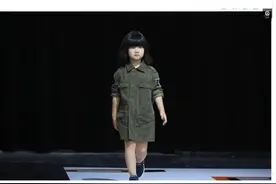 张亮女儿化身小模特登台走秀气场强大 5岁小公主身高惊人图片