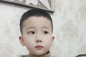 冲老大的颜值生的二胎，生完后被“打脸”，网友：确定是同个爹？图片