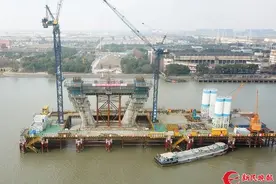 昆阳路越江大桥主塔下横梁施工完成 V字型“脊梁”已挺起图片