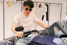 豪横！网红一哥百万级黑骑士开进直播间，只为介绍价值40元头盔图片