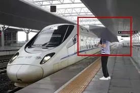 今年的雨咋这么多？雷雨天在火车站台候车一定要注意！图片