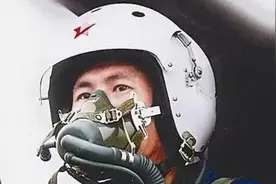 战机12000米高空没油，中国飞行员拒不跳伞，8分钟创造世界奇迹图片