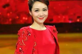 安徽卫视前主持一姐周群陪女儿装自行车，放下事业一心顾家图片