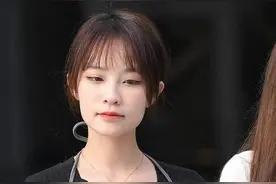 小姐姐真会穿，黑色针织衫配背带裤减龄又可爱，尽显轻熟女人味图片