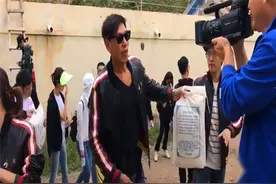 张耀扬做慈善，单手提大米臂力惊人！长相也越发慈眉善目了图片