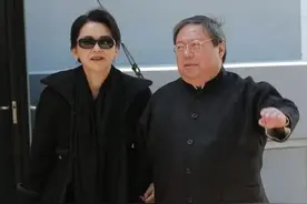 胡慧中70岁丈夫何志平提前出狱夫妻苦尽甘来，余生靠六千万过日子图片