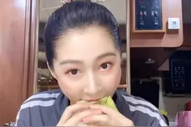 关晓彤公开蔬菜三明治教程，难怪173厘米只有90斤，网友快抄作业图片